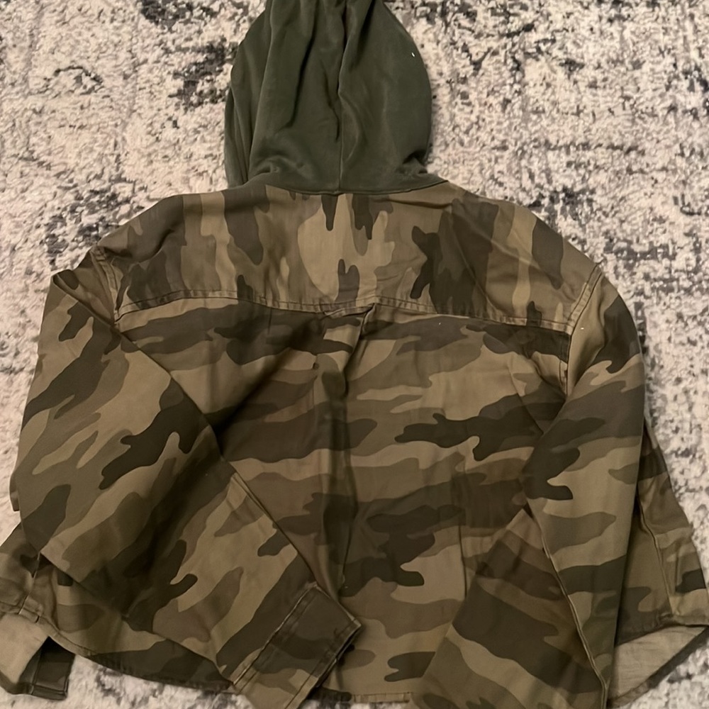 COPY - American Eagle XS cropped shacket shirt jacket camo army olive green hoo… - Picture 7 of 7